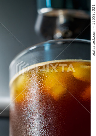微距視角下的冰咖啡在玻璃杯中與冰塊 微距視角下的冰咖啡在玻璃杯中與冰塊 136553021