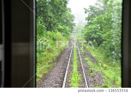 JR Hokkaido Hakodate Main Line: Scenery from the window of a local train from Otaru Station to Yoichi Station (Summer rain, 2023) 136553558