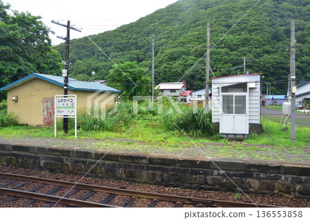 JR Hokkaido Hakodate Main Line: Scenery from the window of a local train from Yoichi Station to Ginzan Station (Summer rain, 2023) 136553858