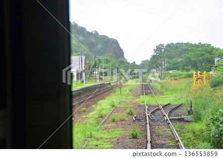 JR北海道函館本線：從餘市站到銀山站的普通列車車窗外景色（2023年夏雨） 136553859