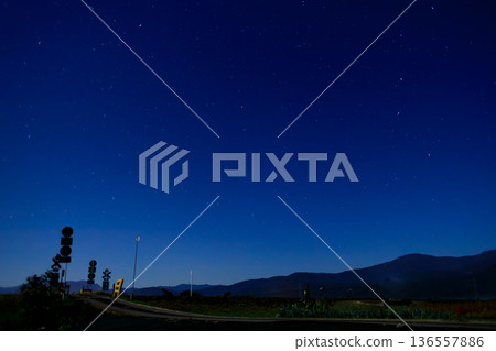 黎明前，在越海北線四級鐵路道口仰望星空 136557886