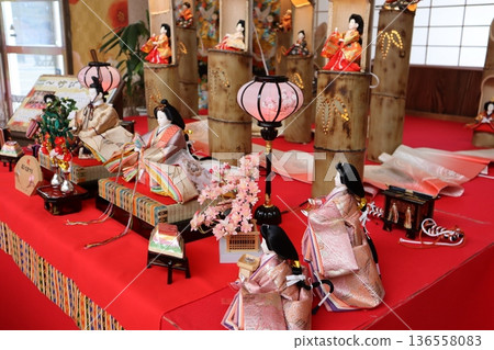 Japanese tradition/Beautiful Hina dolls 136558083