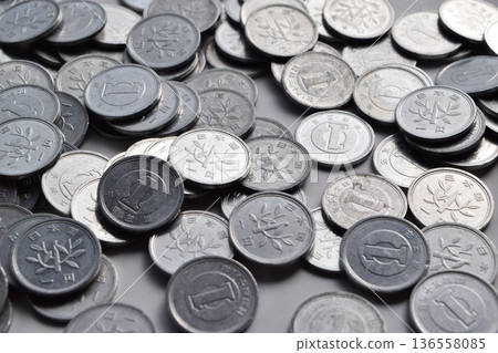 很多一日元硬幣 136558085