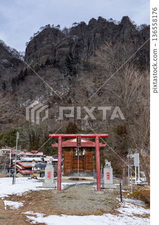 群馬縣東吾妻町，冬季的岩斐山和三井岩神社 136558176