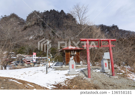 群馬縣東吾妻町，冬季的岩斐山和三井岩神社 136558181