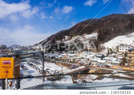 從澀谷橋到忽津野（長野縣山之內町）的巴士車窗看到的澀溫泉地區 136558183