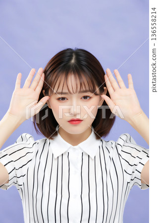 年輕女子舉起雙手投降 136558214