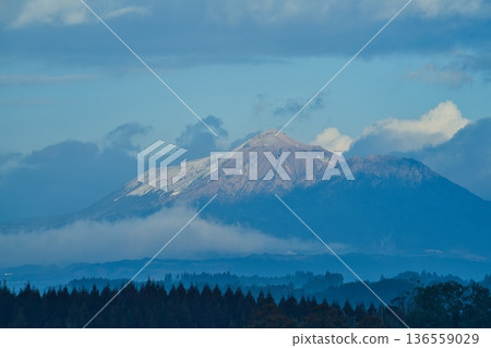 白雪皚皚的霧島山脈 R8 136559029