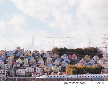 神奈川縣：色彩繽紛的住宅區和疾馳的新幹線列車，1月 136559180