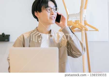 年輕男士辦公室休閒裝 136559333