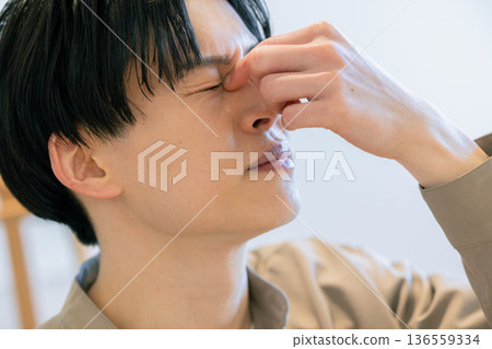 視疲勞男 136559334