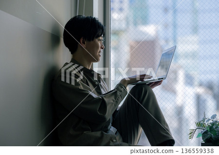 使用電腦的男人 136559338