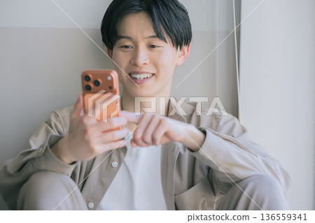 看著智能手機的男人 136559341