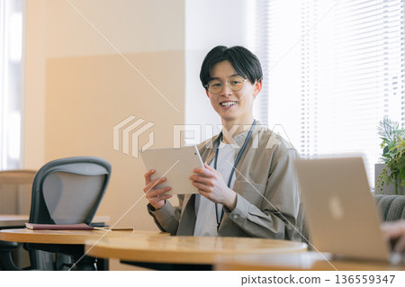 一個人在一家咖啡館工作 136559347