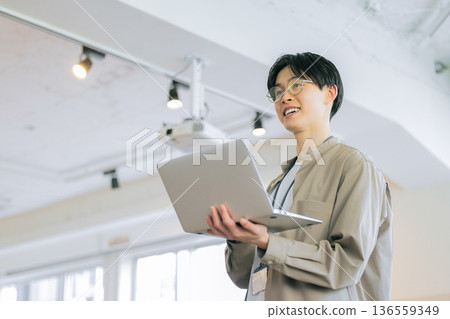 咖啡館男士筆記型電腦 136559349