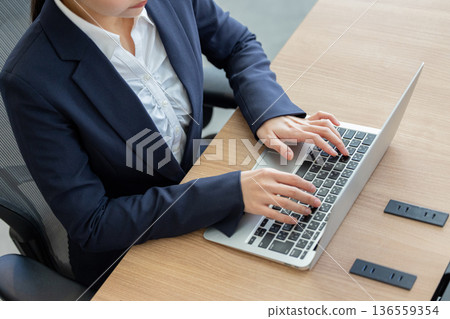 在筆記型電腦上工作的女人 136559354