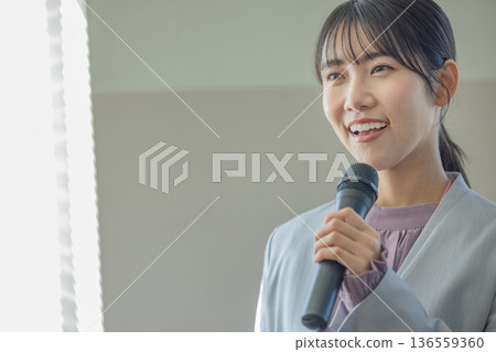 年輕女子拿著麥克風說話 136559360