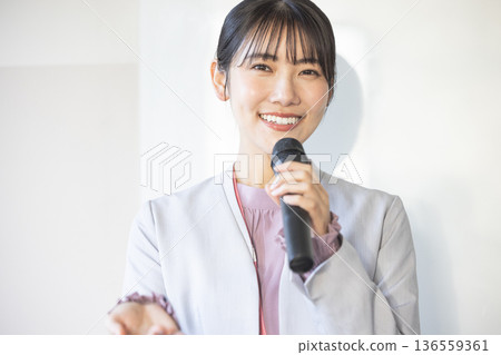 年輕女子拿著麥克風說話 136559361
