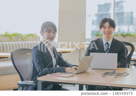 辦公室裡穿著西裝的男男女女 136559373