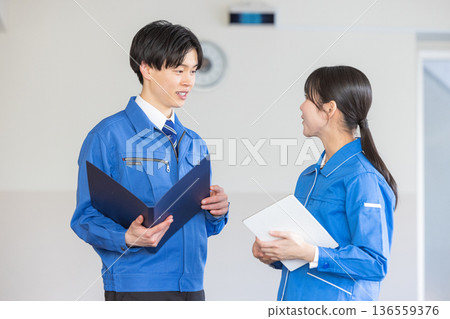 穿著工作服的男士和女士 136559376