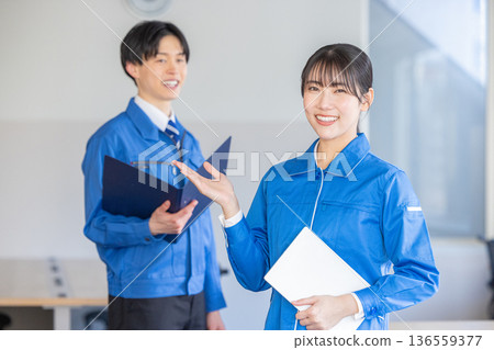 穿工作服的婦女 136559377