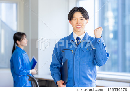 一個穿著工作服的男人 136559378