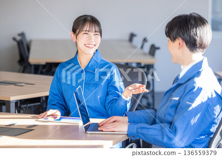 身著工作服的工程師 136559379