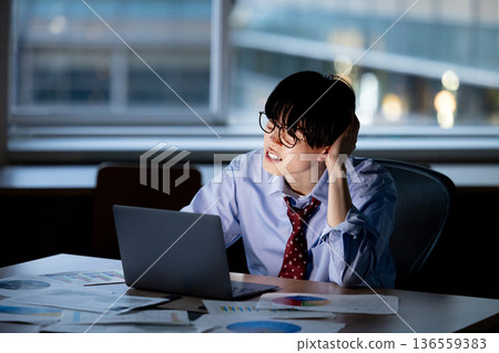 商人因加班而感到疲倦 136559383