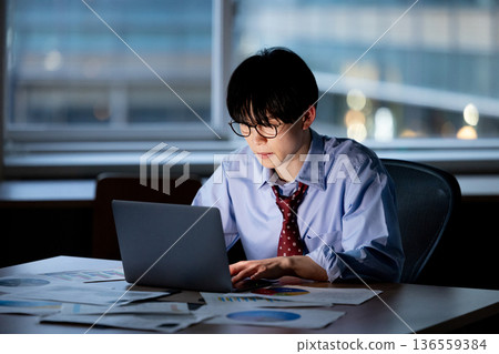 商人因加班而感到疲倦 136559384