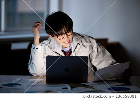 一名身穿工作服的男子正在加班 136559391