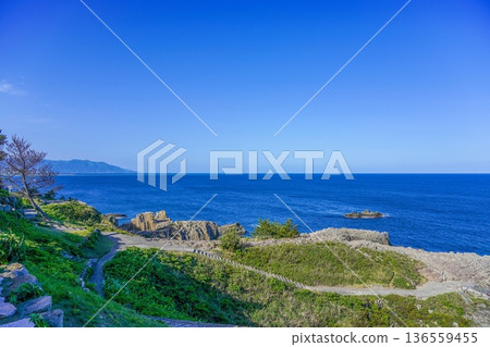 福井縣東陣坊的壯麗景色:日本海的碧藍海水和柱狀節理的懸崖峭壁 福井縣東陣坊的壯麗景色:日本海的碧藍海水和柱狀節理的懸崖峭壁 136559455