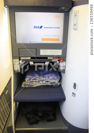 Airports and airplanes, luxury air travel in business class, JAL, ANA, Star Alliance 136559498