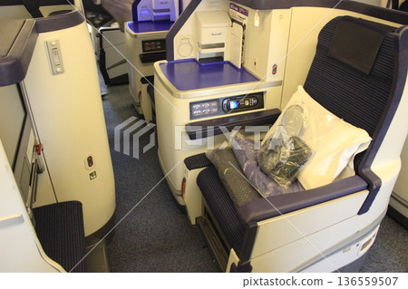 Airports and airplanes, luxury air travel in business class, JAL, ANA, Star Alliance 136559507