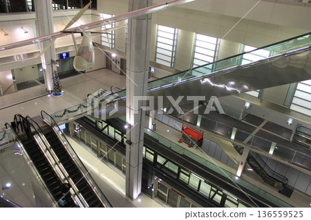 Airports and airplanes, luxury air travel in business class, JAL, ANA, Star Alliance 136559525