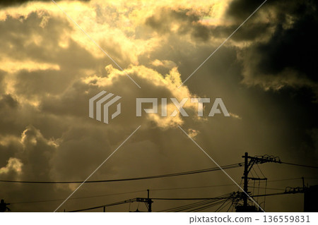 陰天裡雲層間的光線 陰天裡雲層間的光線 136559831