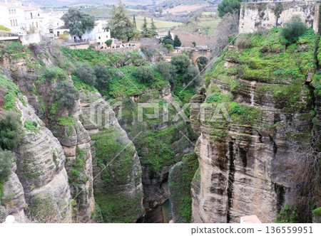 位於西班牙安達盧西亞龍達懸崖小鎮的峽谷 136559951
