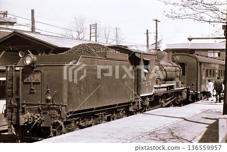 1968年,8620號蒸汽機車牽引客運列車,九州築保本線大峠站,檔案照片 1968年,8620號蒸汽機車牽引客運列車,九州築保本線大峠站,檔案照片 136559957