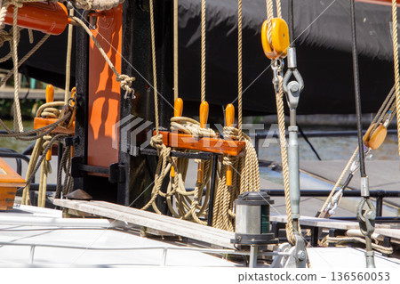 Cable winch of a nautical vessel in the harbor of Muiden 136560053