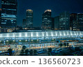 （從東京中城八重洲露台眺望）東京車站八重洲出口和巴士總站的夜景 136560723