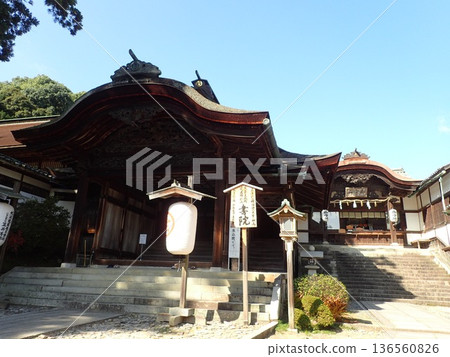 琴平神社位於香川縣中多戶郡琴平町的琴平山山坡上,又稱金比羅山。 琴平神社位於香川縣中多戶郡琴平町的琴平山山坡上,又稱金比羅山。 136560826