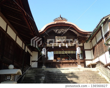 琴平神社位於香川縣中多戶郡琴平町的琴平山山坡上,又稱金比羅山。 琴平神社位於香川縣中多戶郡琴平町的琴平山山坡上,又稱金比羅山。 136560827