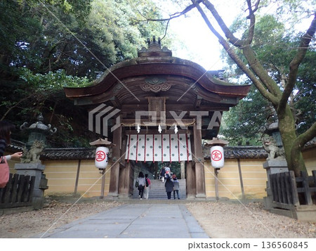 琴平神社位於香川縣中多戶郡琴平町的琴平山山坡上,又稱金比羅山。 琴平神社位於香川縣中多戶郡琴平町的琴平山山坡上,又稱金比羅山。 136560845