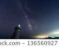 銀河和燈塔在夜空中閃耀 136560927