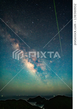 夏夜的英仙座流星雨 夏夜的英仙座流星雨 136560932
