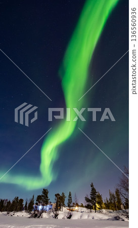 拉普蘭伊納裡 (Inari) 的奇妙極光 136560936
