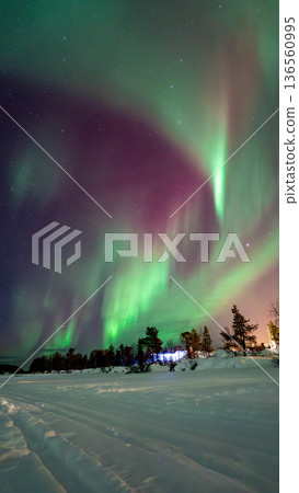 芬蘭伊納裡，極光劃破夜空。 136560995