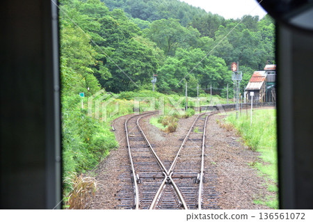 JR北海道函館本線:從銀山站到俱知安站的普通列車車窗外的風景(2023年夏雨) JR北海道函館本線:從銀山站到俱知安站的普通列車車窗外的風景(2023年夏雨) 136561072