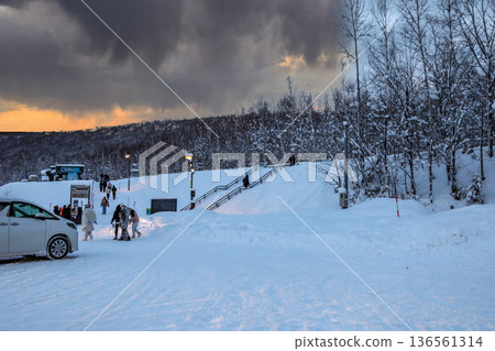 銀色世界中的藍色池塘 136561314