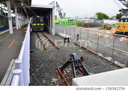 JR Hokkaido Hakodate Main Line: Scenery from the window of a local train from Kutchan Station to Konbu Station (Summer rain, 2023) 136561754