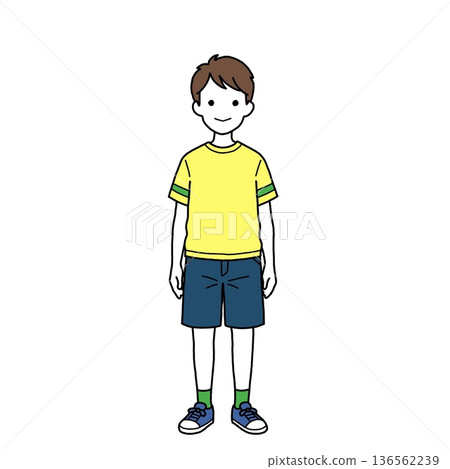 穿著短袖和短褲的小學生 136562239